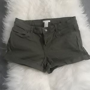 Roll hem shorts